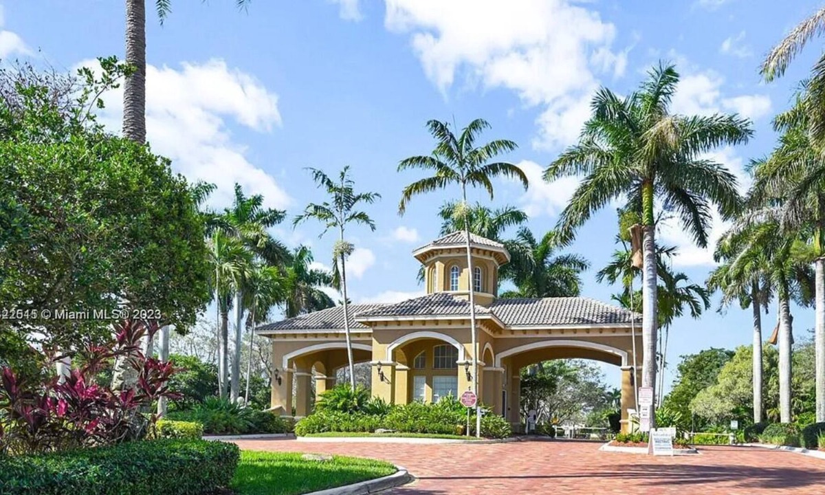 Miramar Apartment | Beautiful Studio apartment (627871) by Houzlet