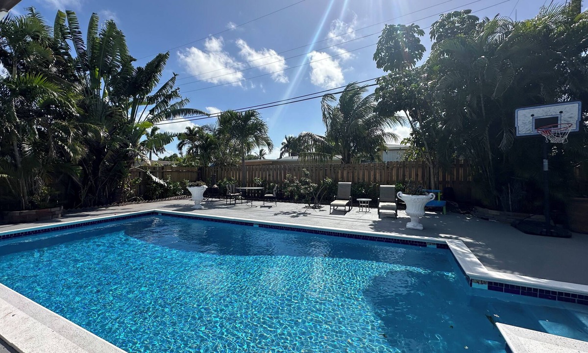 Lake Worth House | Beautiful Topical Pool Oasis