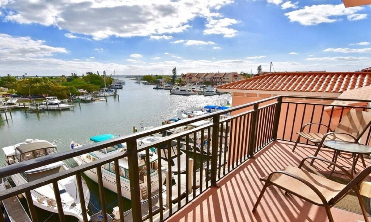 Madeira Beach Condo | Beautifully Updated Madeira Bay Resort Unit 401 - Steps from Sand and Fun!