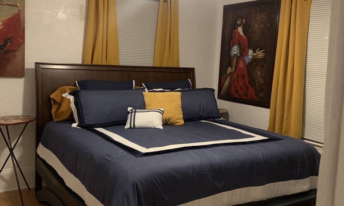 Hogan's Creek House | Beautifully Updated Townhome/Historic Springfield