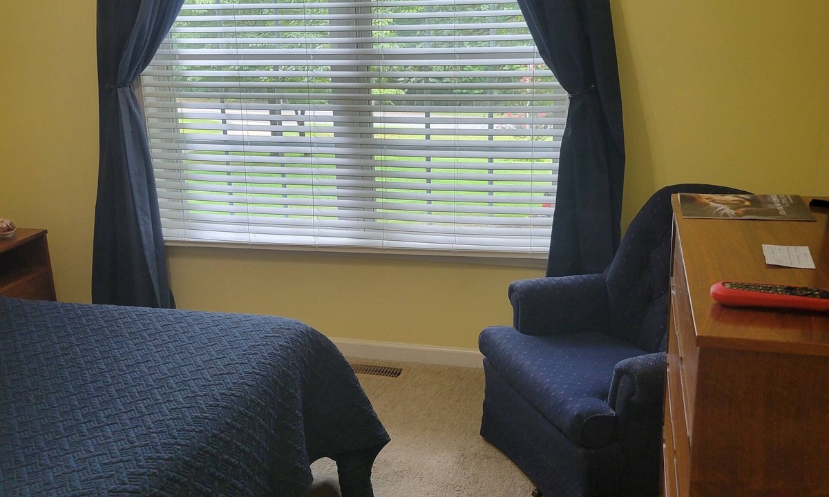 Seneca House | bedroom available in my house in lovely Seneca. 5 miles from Clemson University