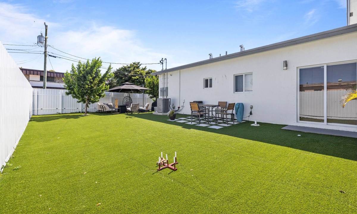Gladeview House | Bee Our Guest@PatioHeaven-Free Parking-FirePit-BBQ