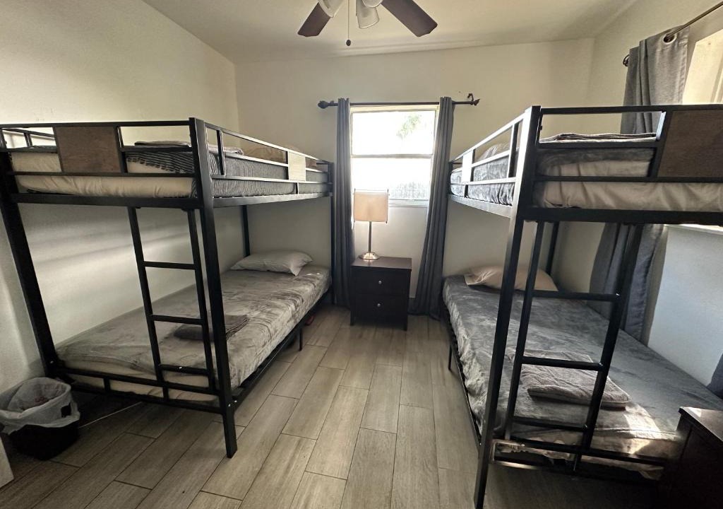 Ives Estates House | Bekahouse Hostel with parking, backyard and laundry