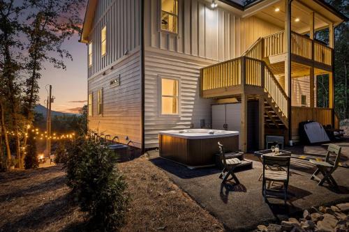 Rossville House | Big Elegant Cabin with Jacuzzi and Equipped Deck in Georgia