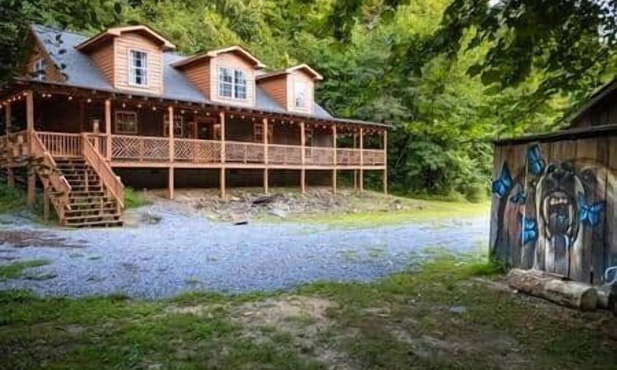 Walland Cabin | Big-Group Cabin Sleeps 18 | Wooded · Private · Near GSMNP