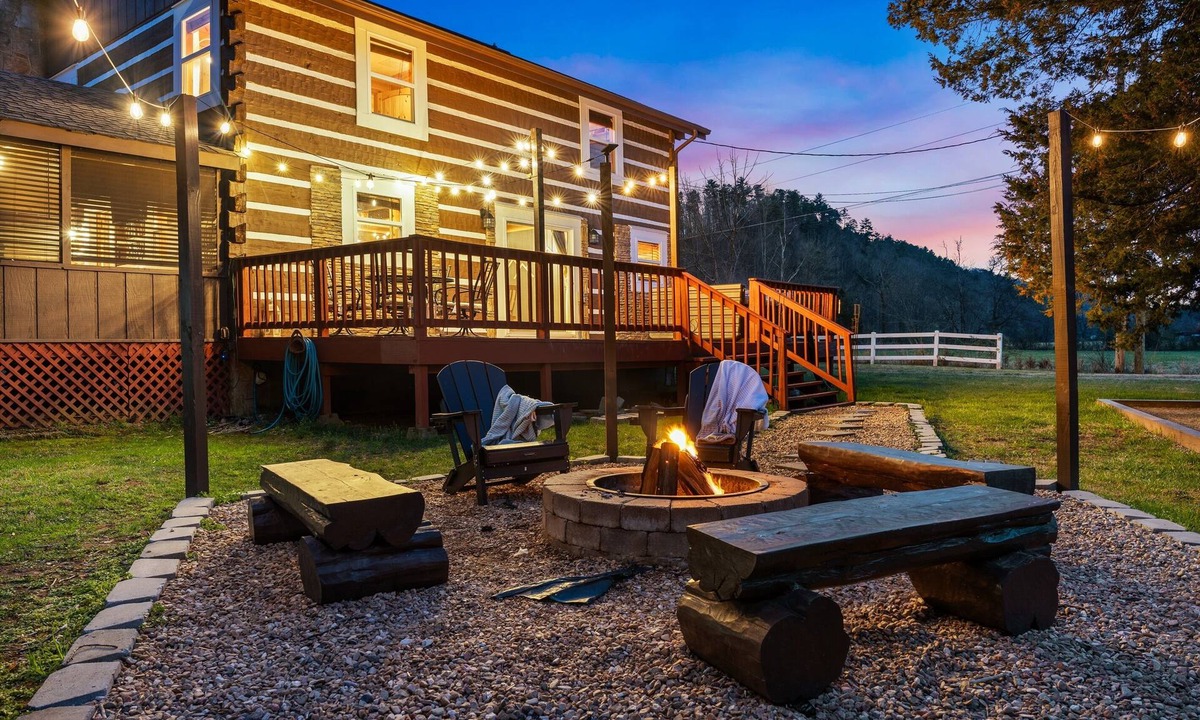 Sevierville Cabin | Big Yard & Pet-Friendly Cabin — Pool Table, Hot Tub, 10 Min to Dollywood