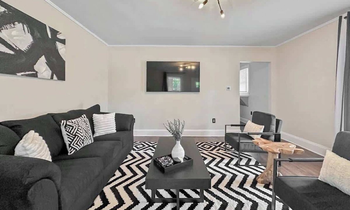Enderly Park House | Black and white chic retreat