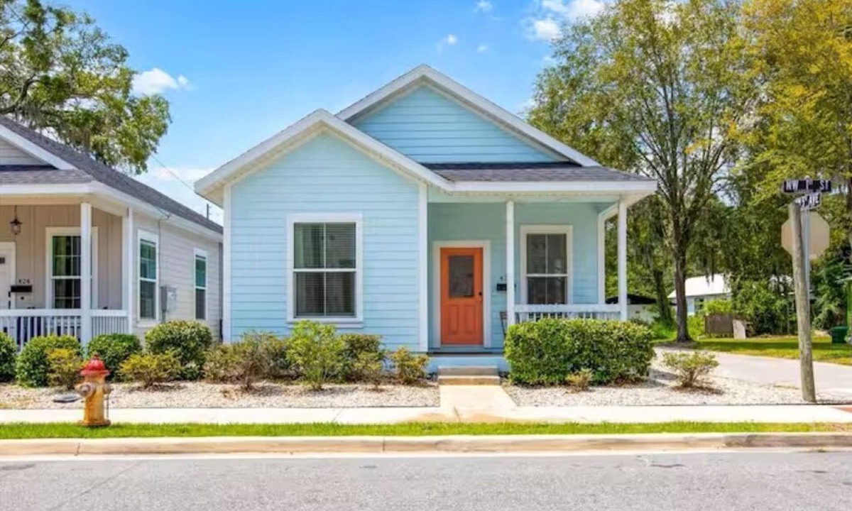 Pleasant Street House | Blue Bungalow · Walk Downtown · Near UF & Shands · Fenced Yard · PS5