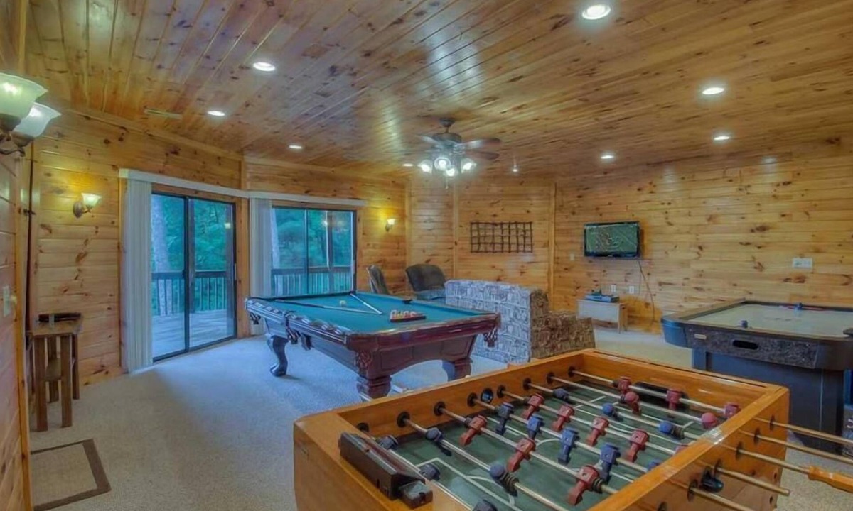 Cherry Log Cabin | Blue Horizon- Dog Friendly | Screened in Porch | Outdoor Fire Pit