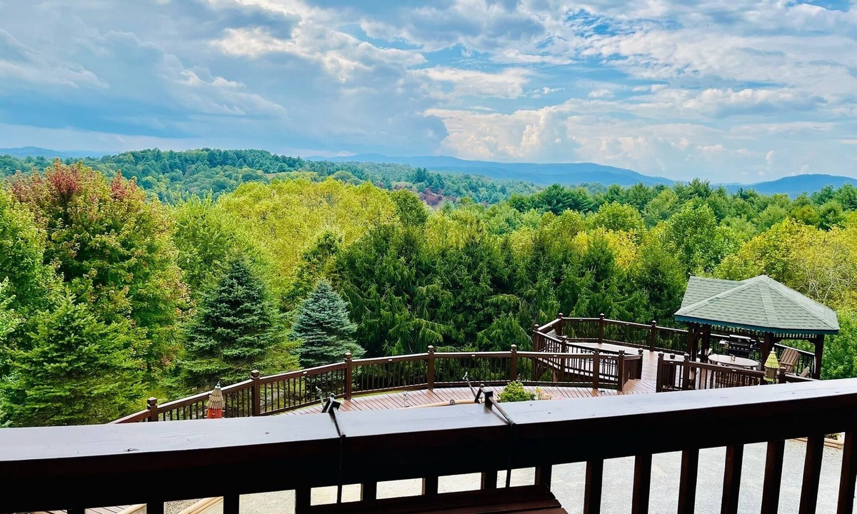 Piney Creek Cabin | Blue Ridge Spectacular Mountain View Cabin-Fire Pit Game-room Wrap Around Porch