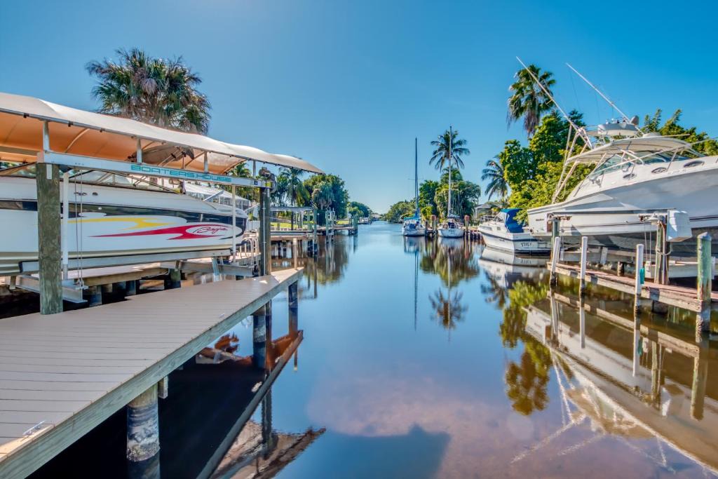 Yacht Club House | BOATERS.HOUSE Cape Coral, Florida