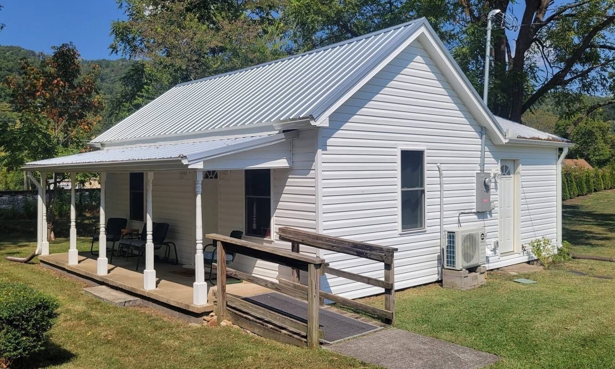 Erwin House | Booth Homeplace- Updated 1900s cottage