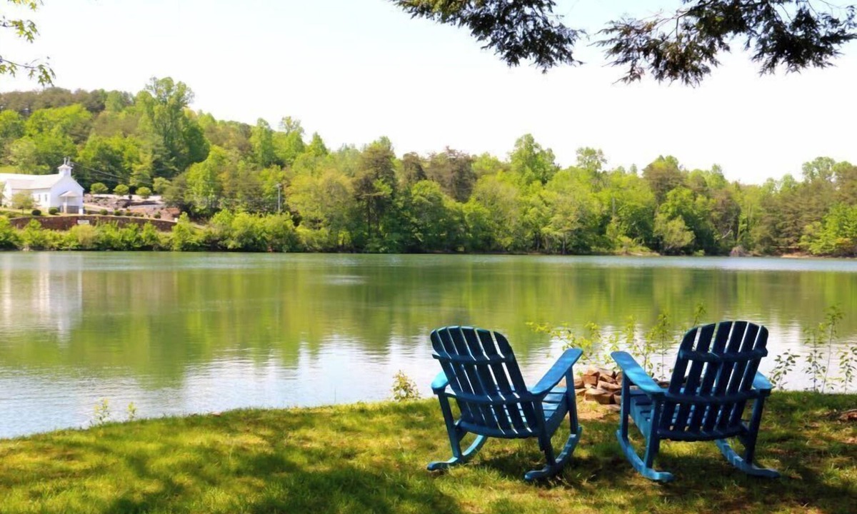 Hiawassee Hotel | Boundary Waters Resort & Marina