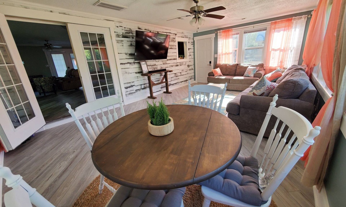 Sneads Ferry Cottage | Bout Time Cottage With Hot Tub