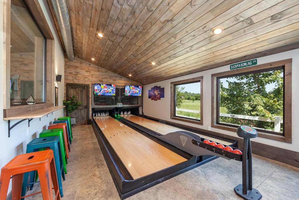 Wears Valley House | Bowling Waterfront Luxury MtnViews Pool Sleeps12