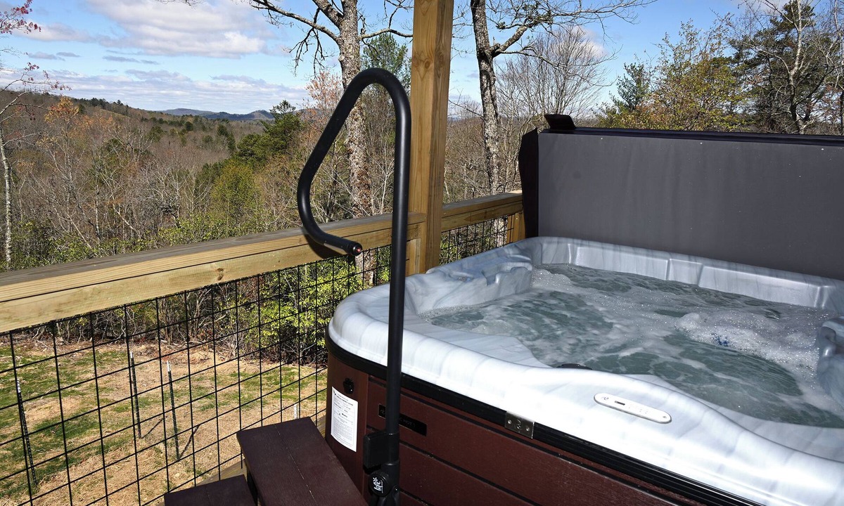Brasstown Cabin | *BRAND NEW* Mountain View Cabin close to the Folk School with Gas Fire Pit & Hot Tub