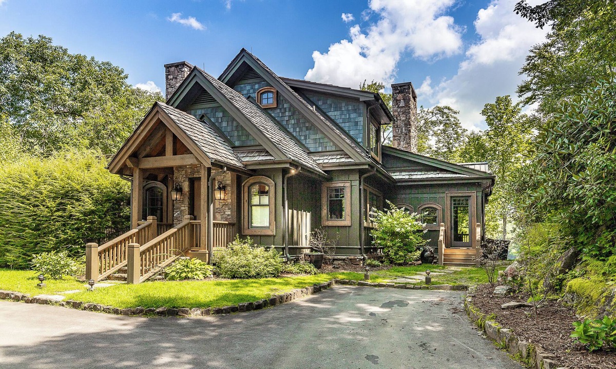Lake Toxaway House | Breath in the mountains and play or rest by the lake