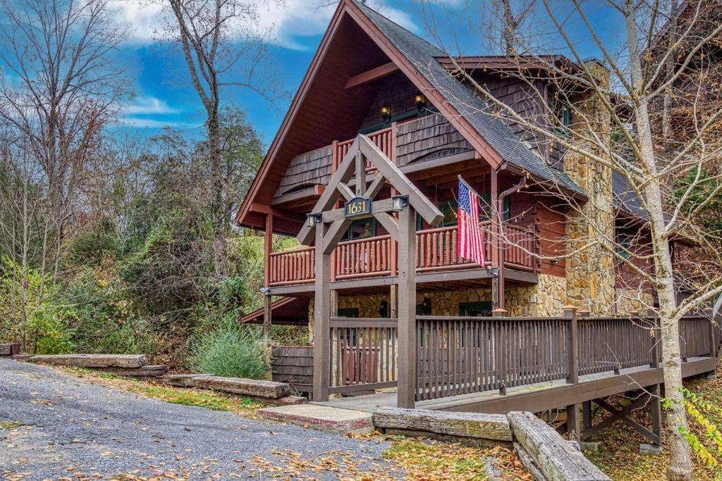 Sevierville Ski Chalet | Bridgewood Cabin, Hot Tub, FREE Attraction tickets, WIFI!