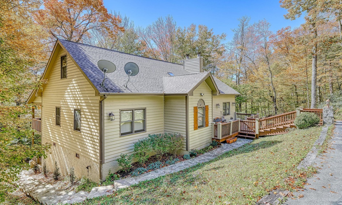 Sugar Mountain Cabin | Bright, cheery cottage w/vaulted ceilings and luxury kitchen appliances