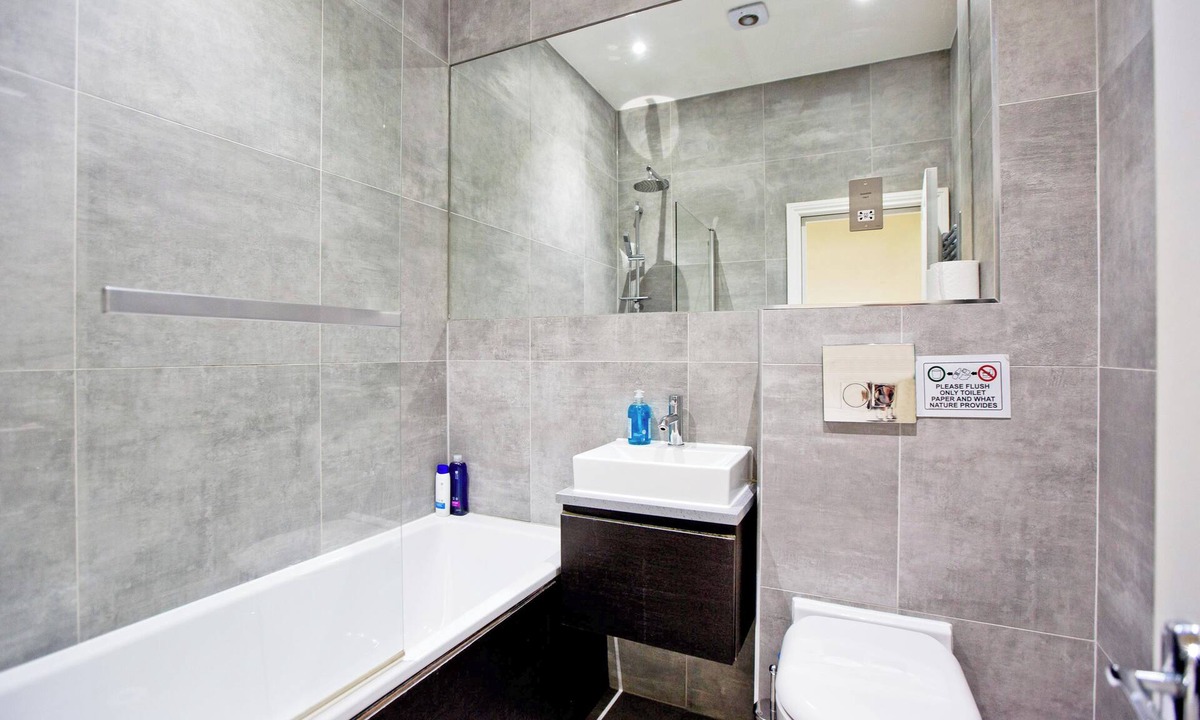 Earl's Court Apartment | Bright & Spacious 2BR Flat in Kensington