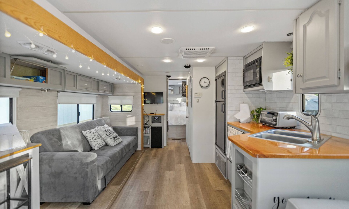 Robbins RV Rental | Brimstone Trail Access Stylish Camper Pets Welcome Firepit