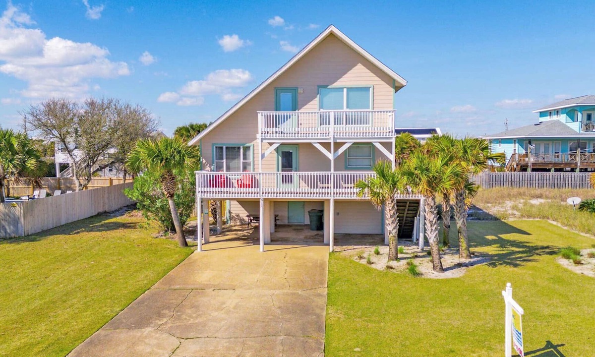 Toilla Segunda House | Bring and airy Beach Home Just One Block to Beach Access W/a Private Pool!
