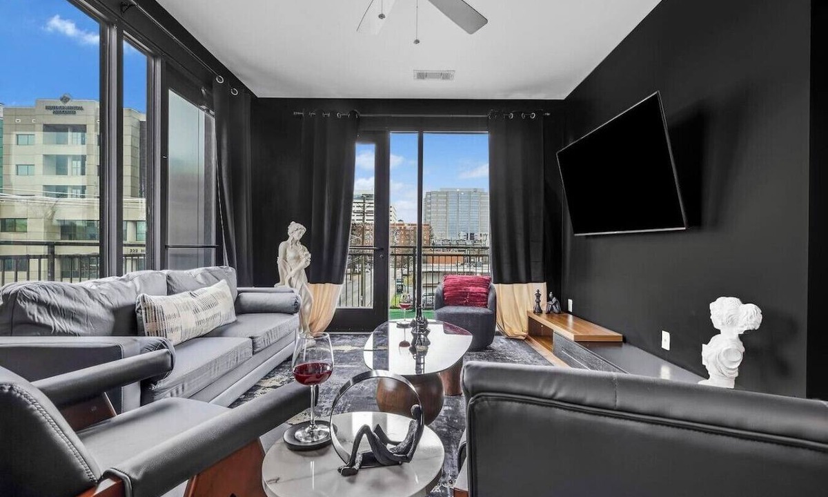 West End Apartment | Bruce Wayne Style. Mins to Broadway. Gym. Parking