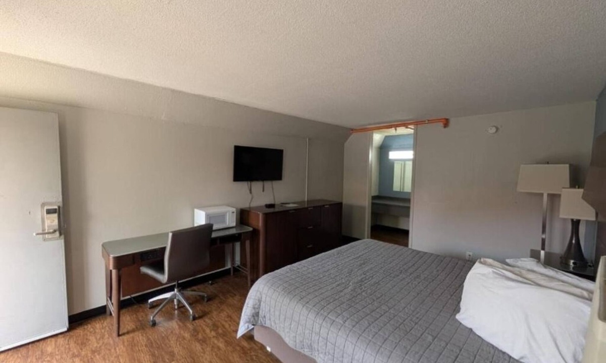 Cartersville Hotel | Budget-Friendly Room Close to Atlanta Adventure
