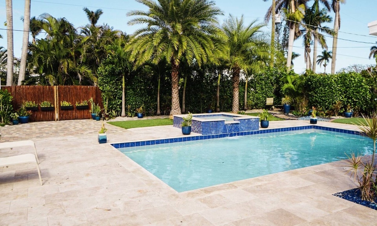 Lake Park House | BY THE BEACH WITH A POOL! PRIVATE GUEST STUDIO APT. WITH A FULL KITCHEN & BATH!