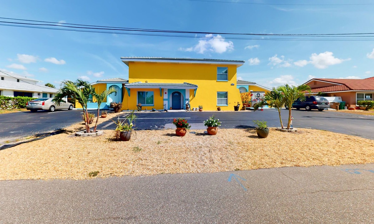 Caloosahatchee Condo | Canal front condo with boat slip, pool access, private deck & fast WiFi