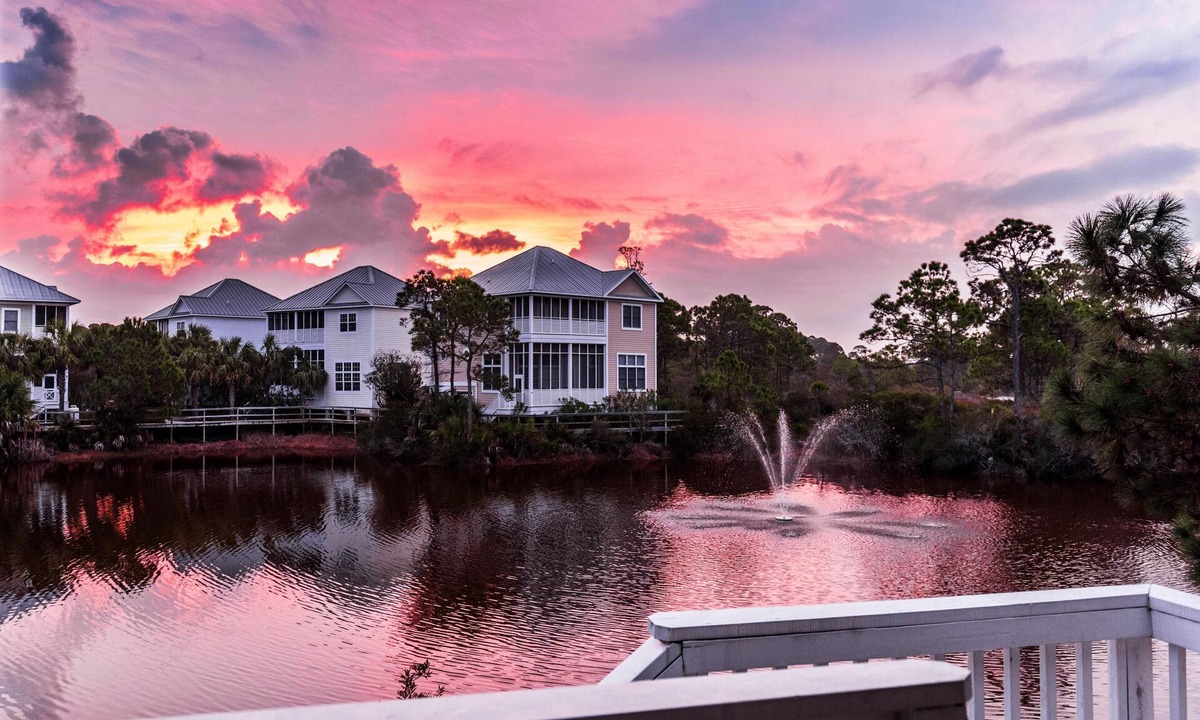 Port St. Joe House | Cape Escape II End Unit on Lake & just 200 steps to beach w/Beach chairs/cart