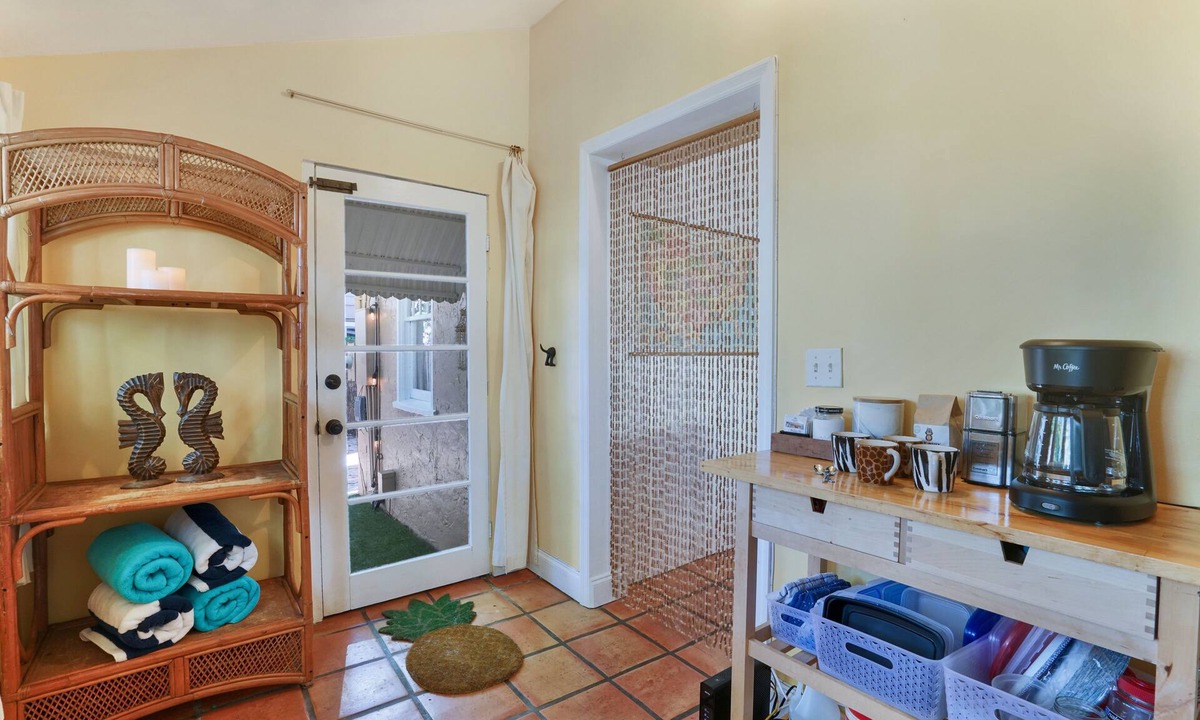 Southside House | Casa Cielo Walk to Intracoastal & Antique Shops