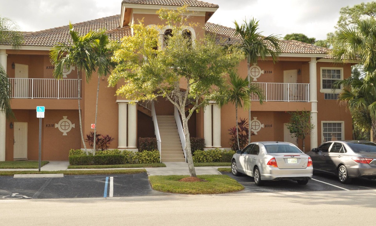Port Saint Lucie Condo | CASTLE PINES-PGA VILLAGE GOLF COMMUNITY