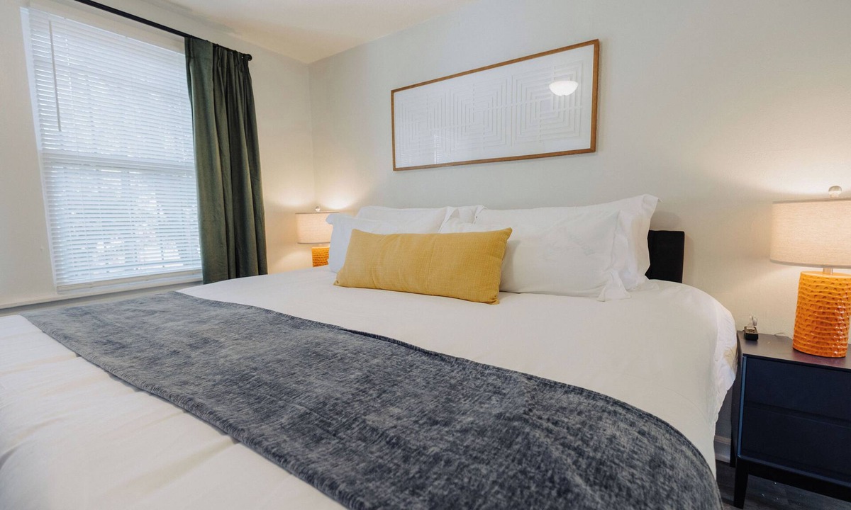 University District Apartment | Centrally Located King Bed Midtown Liberty 2695 UP