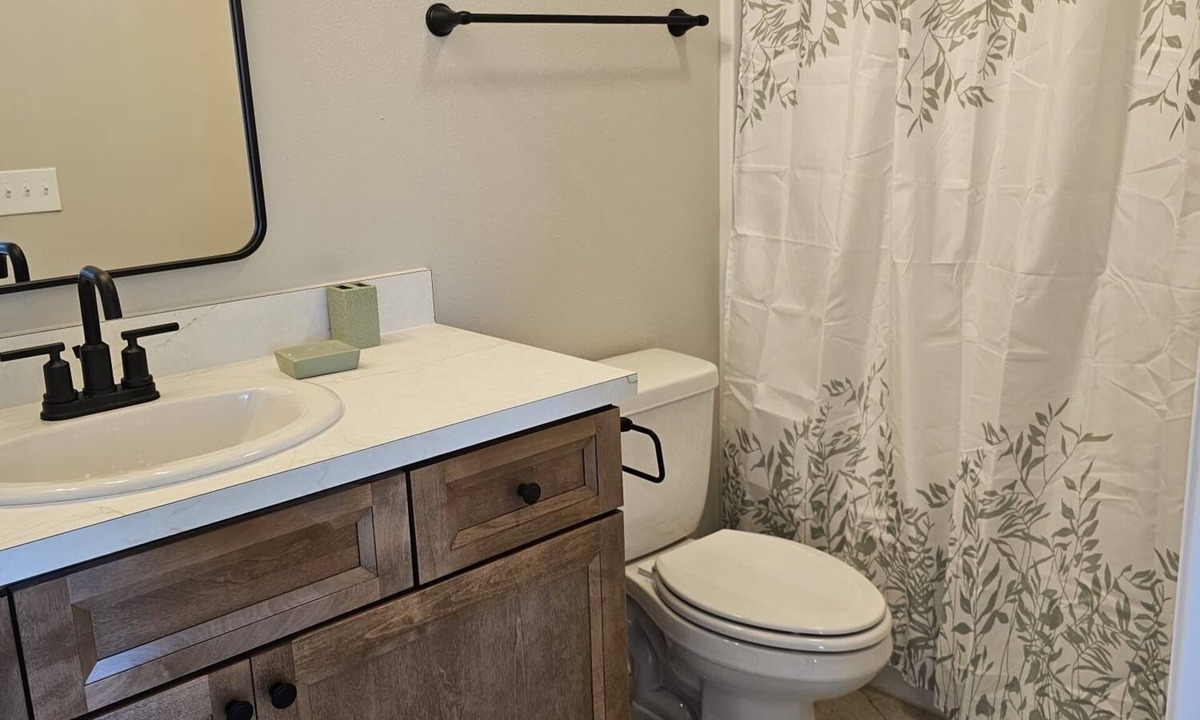Crawfordville House | Centrally Located Charming 3 Bed 2.5 Bath Townhome with King Bed