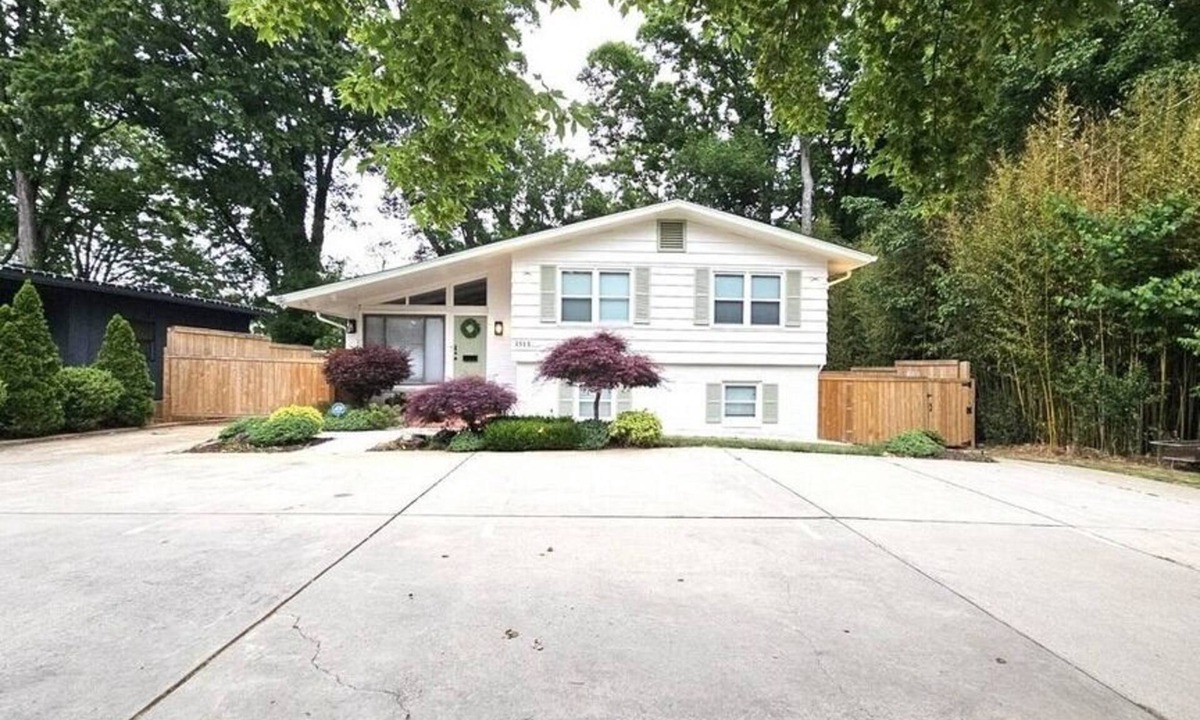 Executive Park House | Charlotte Serenity Stay—Spacious 3BR Near Light Rail & Uptown