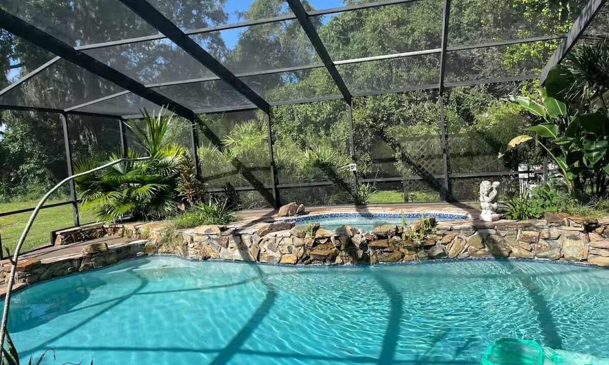 Riverview House | Charming 1-bedroom bungalow with WiFi and fitness room nin Riverview