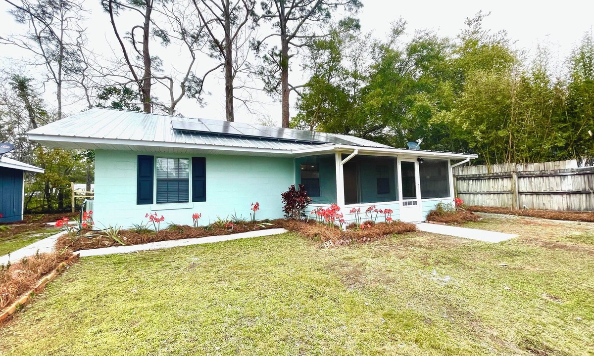 Eastpoint House | Charming 2-bedroom house with WiFi, AC in welcoming Eastpoint