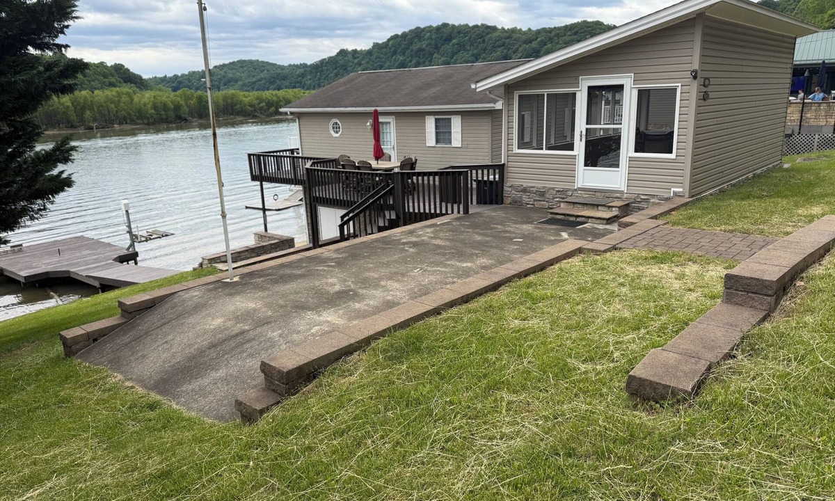 Draper House | Charming 2-bedroom house with private dock in Draper Va on Claytor Lake