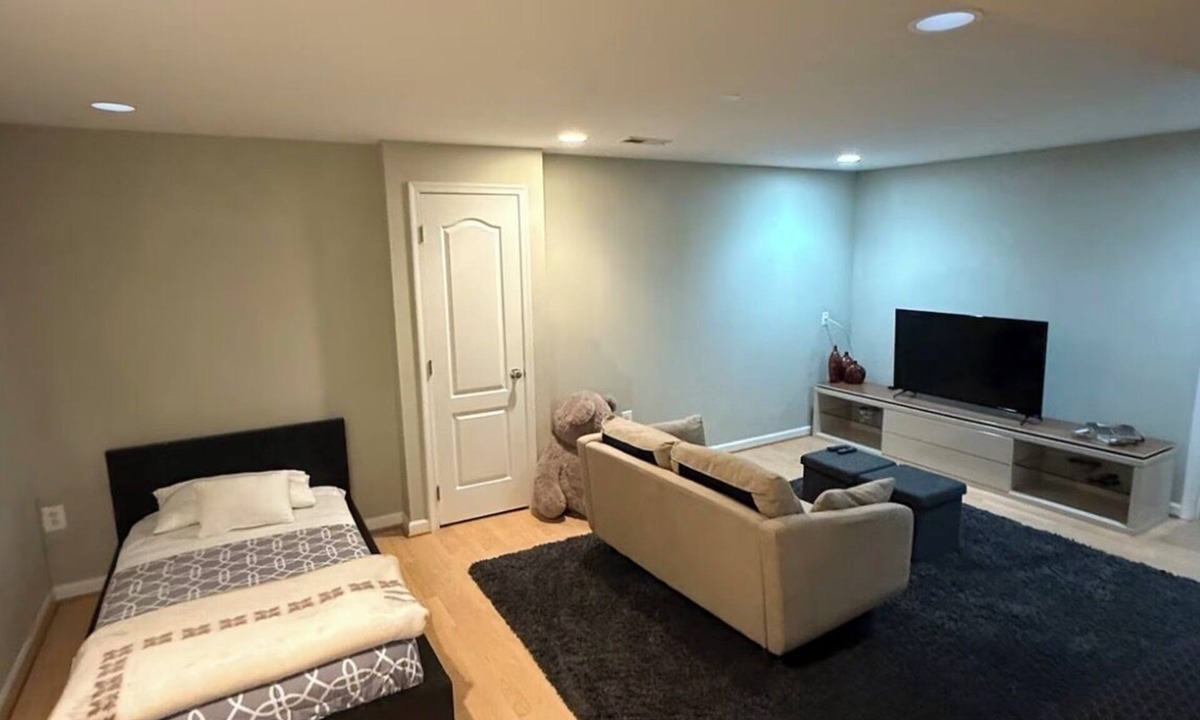 Vienna House | Charming 2-bedroom house with AC in lovely Reston