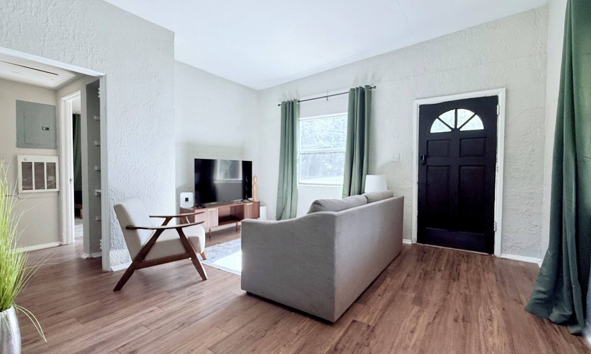 Highlands House | Charming 2-bedroom close to Airport and Zoo!
