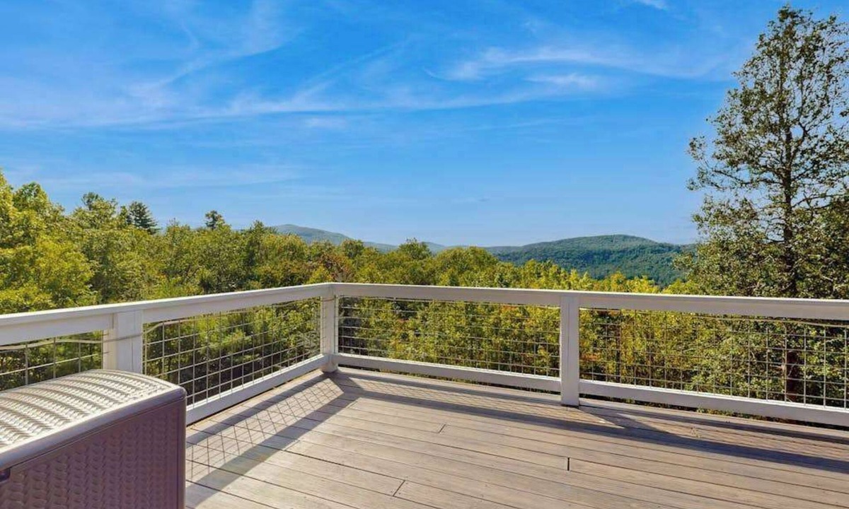 Penrose House | Charming 2 BR home with Stunning Views from outdoor deck
