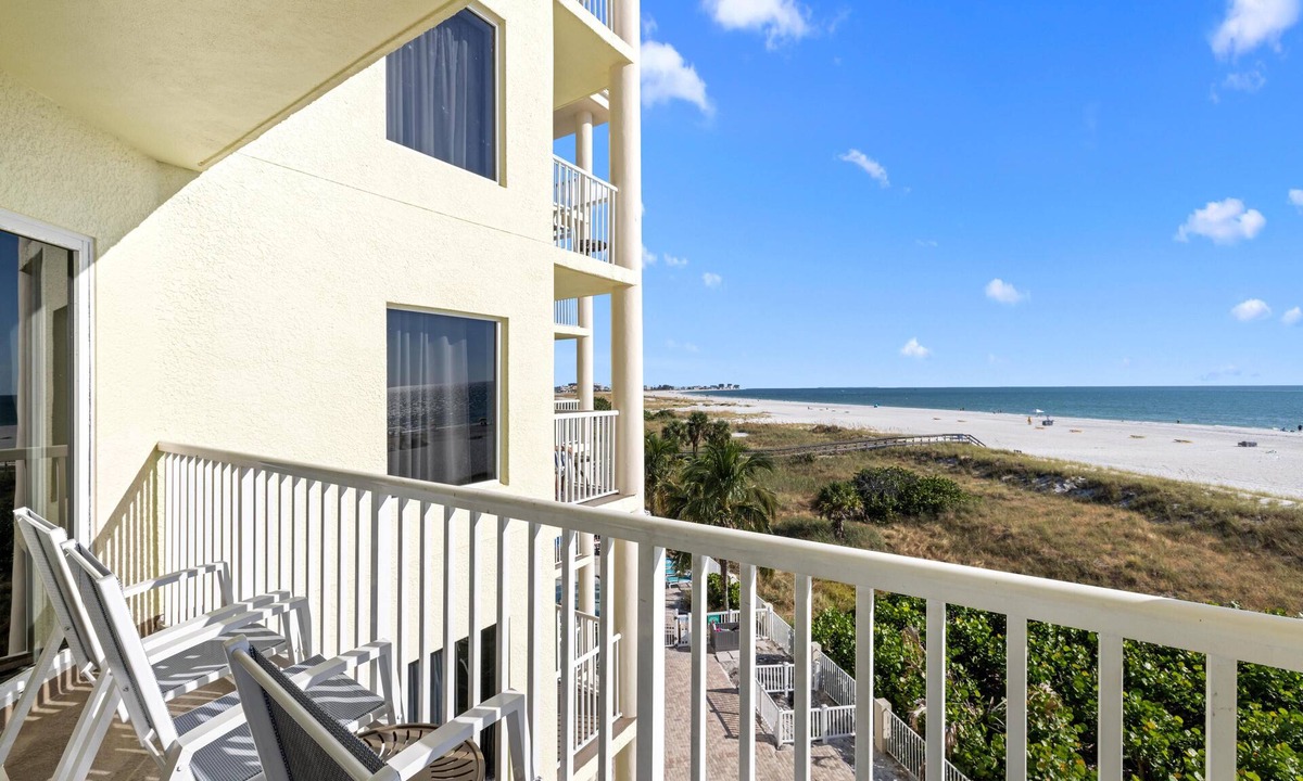 Treasure Island Condo | Charming 2BR Condo: Balcony Beach Views & Pool