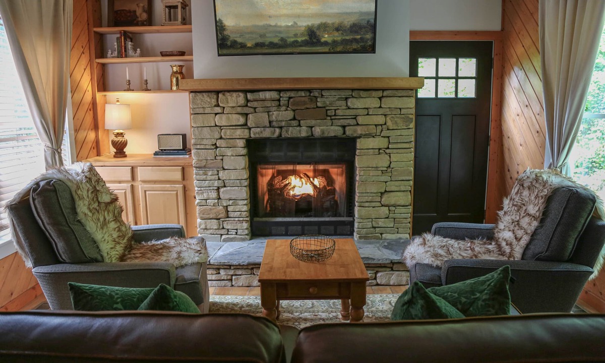 Mirror Lake Cottage | Charming 2BR Highlands Cottage with Cozy Fireplace, 3 Min to Main St & Dry Falls
