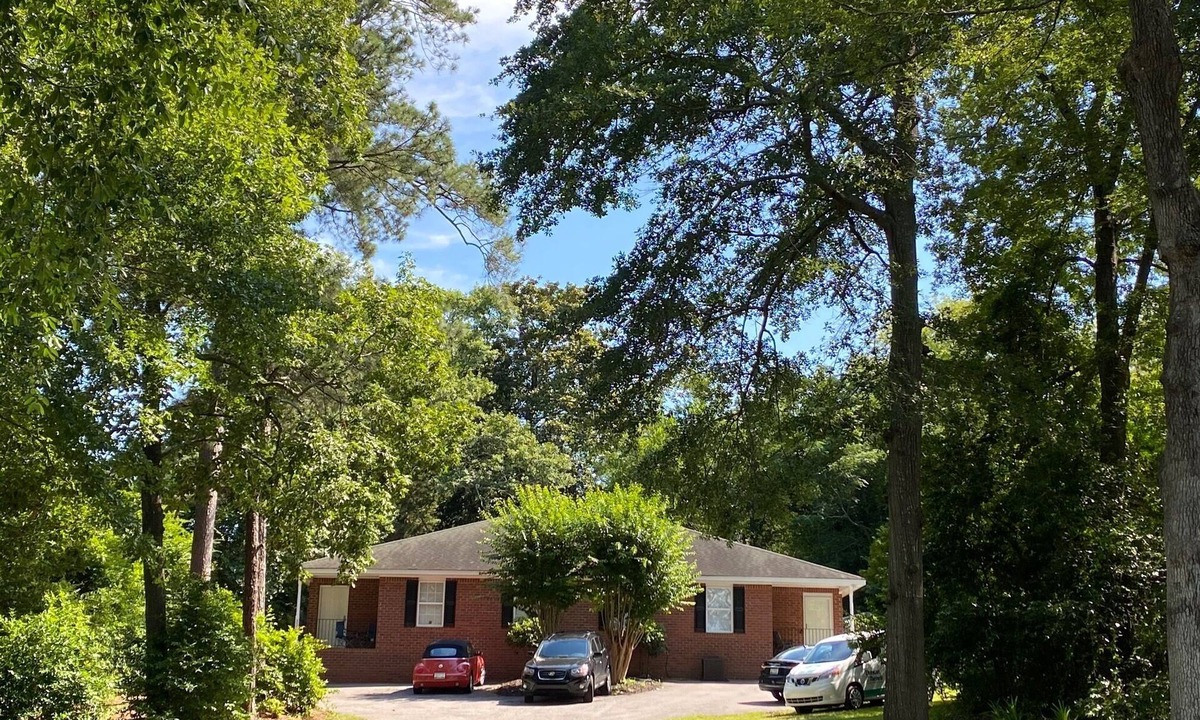 Lexington Apartment | Charming 3 Bedroom/2 Bath duplex (Completely Furnished + utilities).