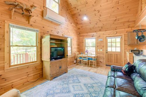 Laurel Springs House | Charming Cabin w/Wraparound Deck in Blue Ridge!