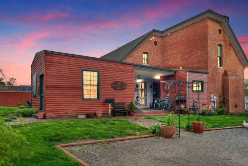 Glasgow House | Charming Carroll Cottage in Historic Downtown Glasgow, KY
