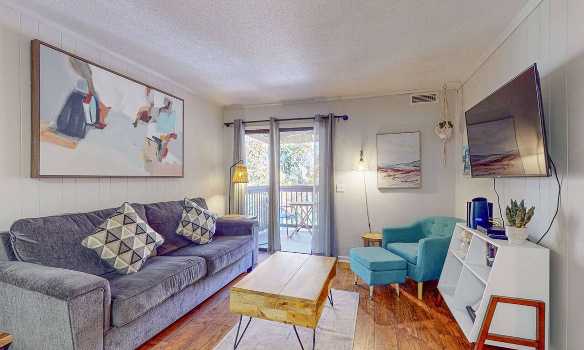 North Forest Beach Condo | Charming Condo 1 block from Coligny Plaza with on-site pool, balcony, & W/D