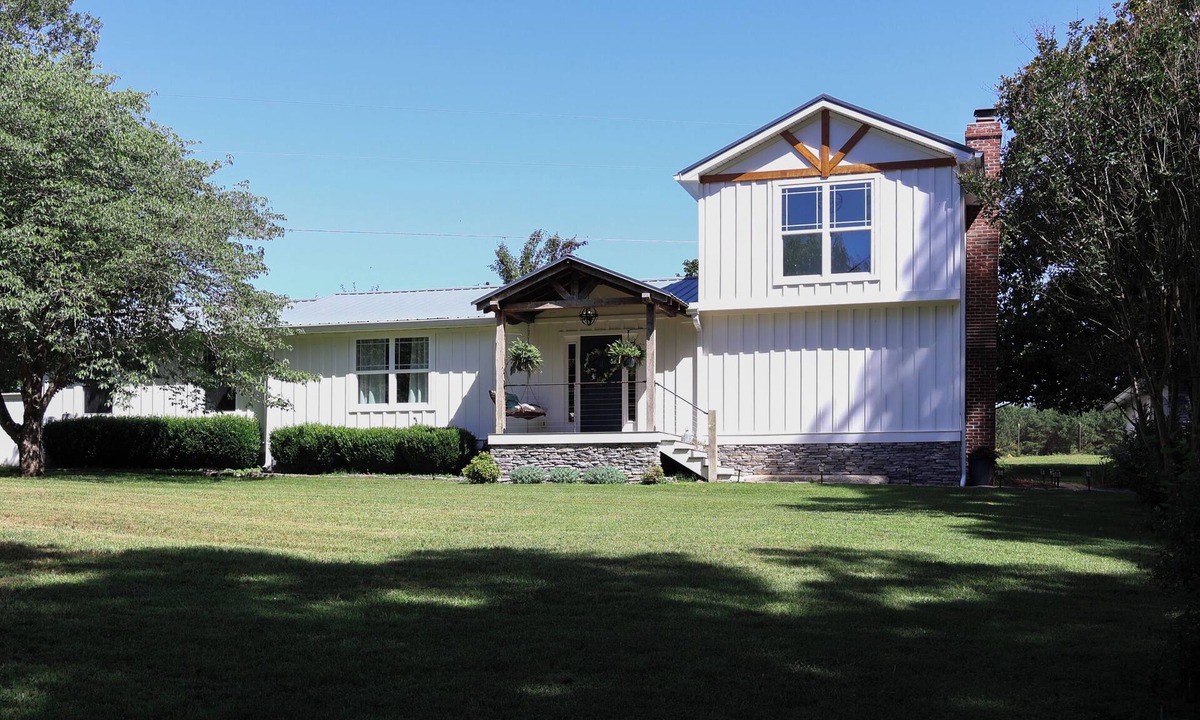 Fairview House | Charming Country Get-away! Pet Friendly