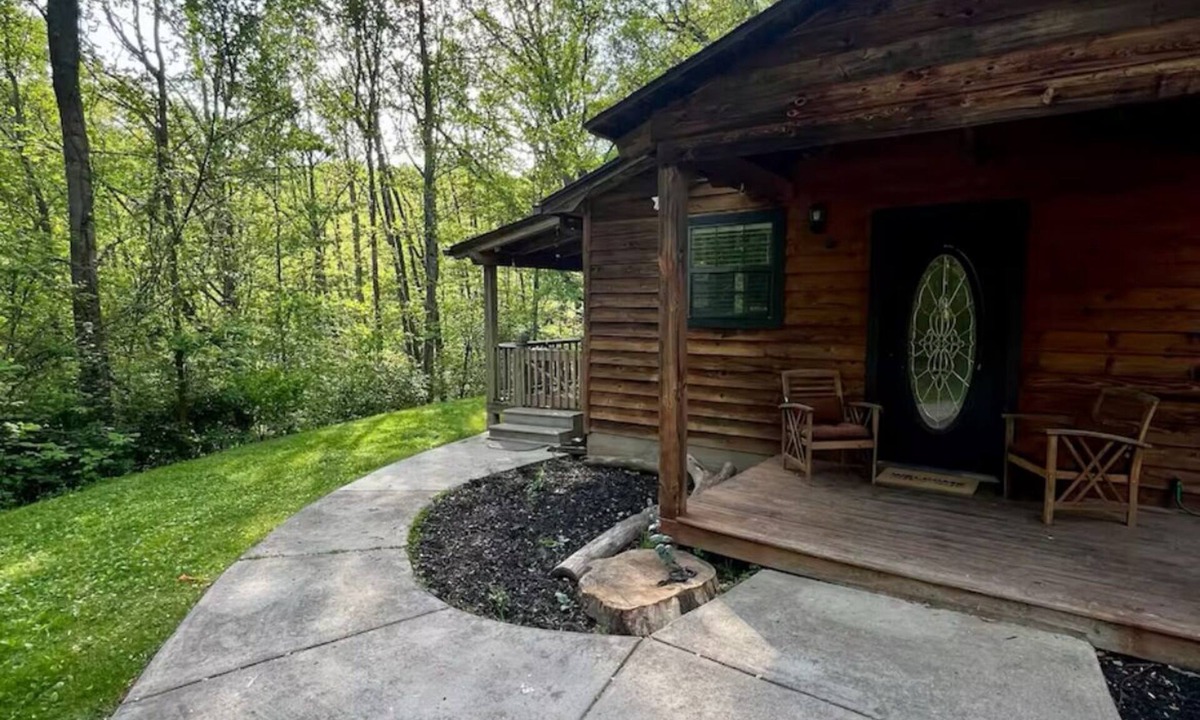 Kimberlin Heights Cabin | Charming Cozy Cabin in a PEACFUL MOUNTAIN setting w HOTTUB! Close to PigeonForge